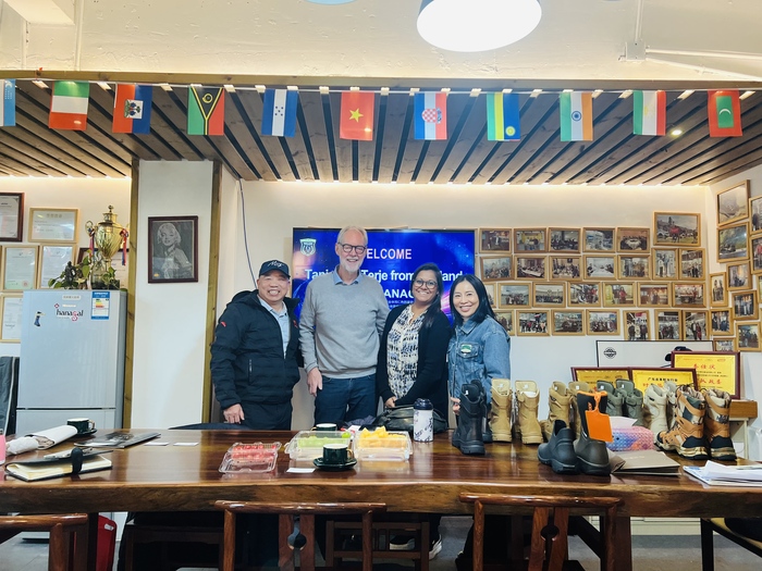 Pelanggan dari Norwegia dan Denmark Mengunjungi Guangzhou Hanagal Shoes Co., Ltd untuk Menjelajahi Peluang Baru di Industri ini