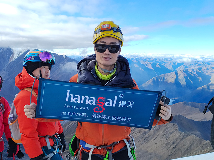 Menaklukkan Puncak yang Tertutup Salju: Sepatu Mendaki yang Andal untuk Petualangan Ekstrim